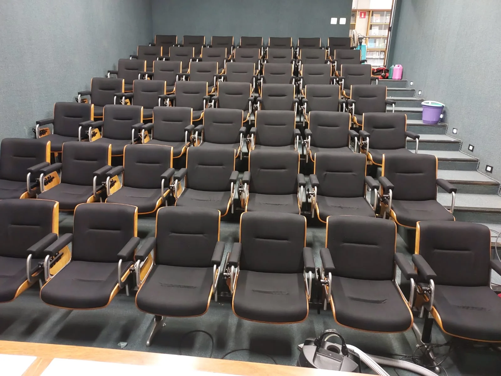 Fileiras de poltronas estofadas em auditório atendido pela Railimp