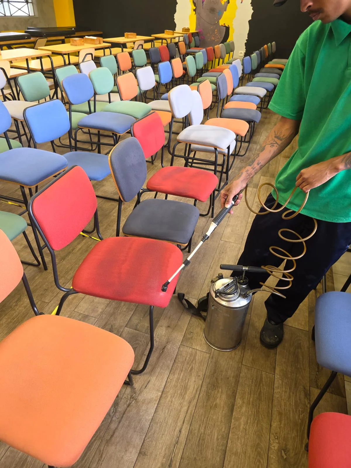 Limpeza de cadeiras estofadas em escola atendida pela Railimp