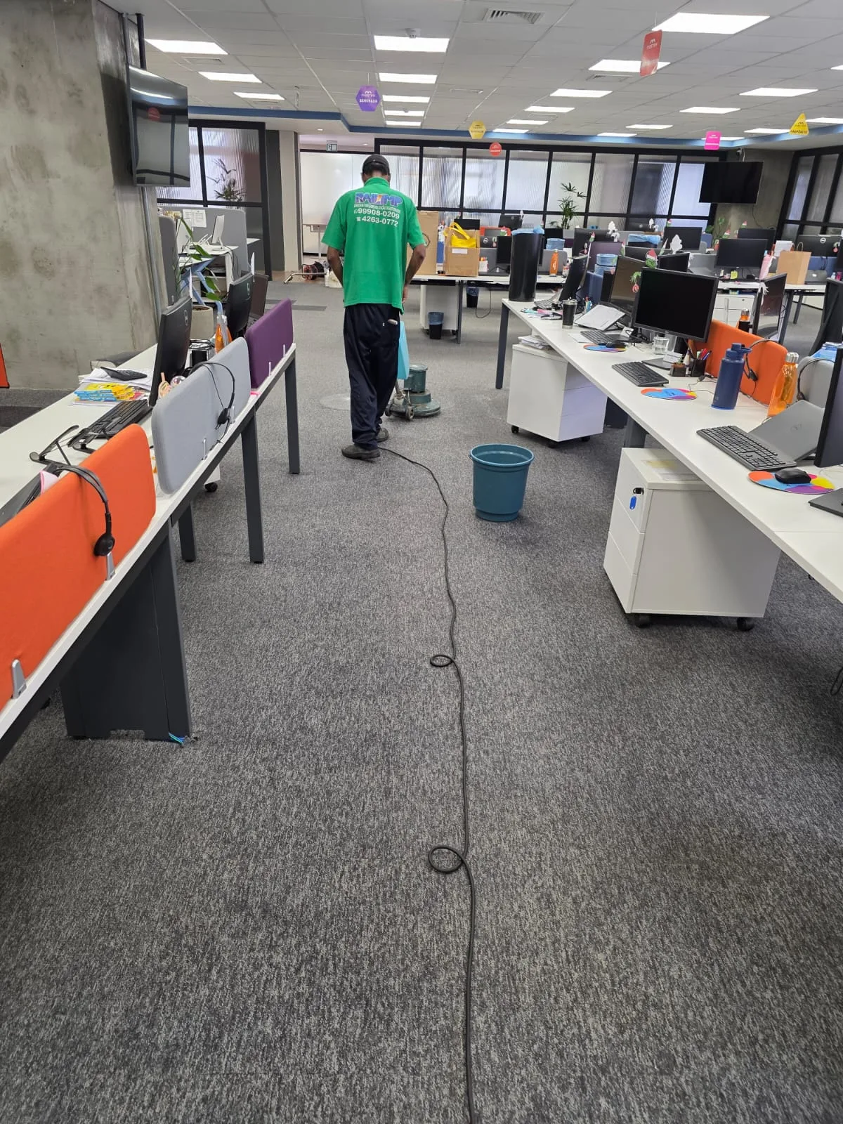 Cadeiras e pufes estofados organizados em espaço de eventos